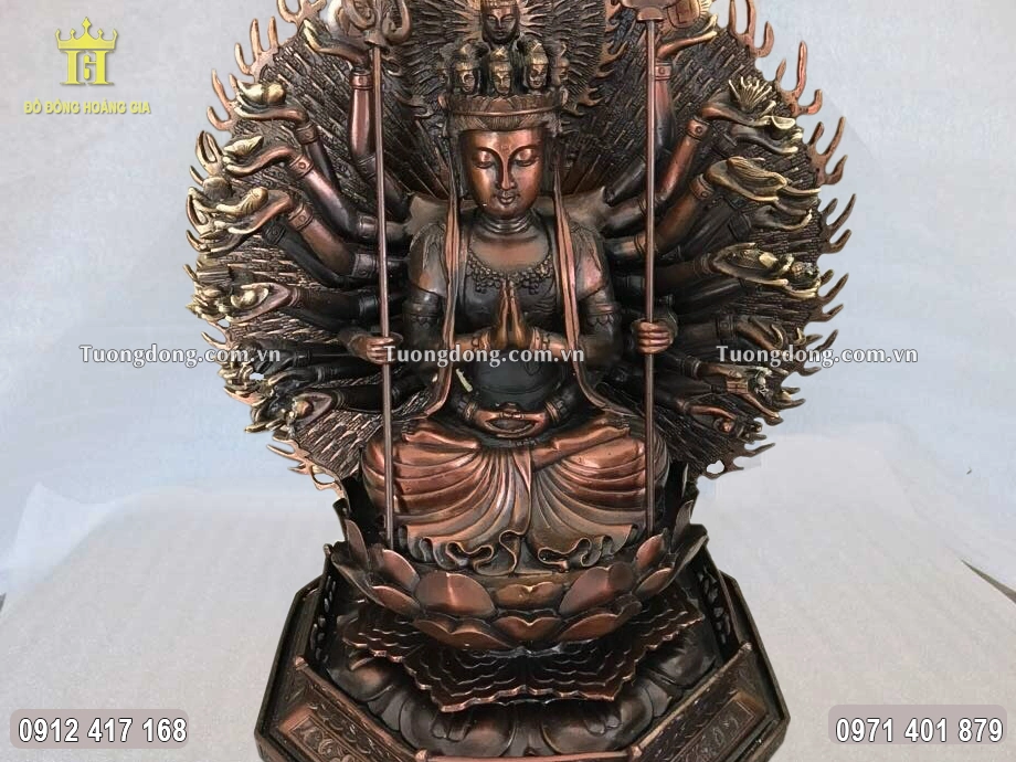 Tay của Phật Bà cầm theo pháp khí